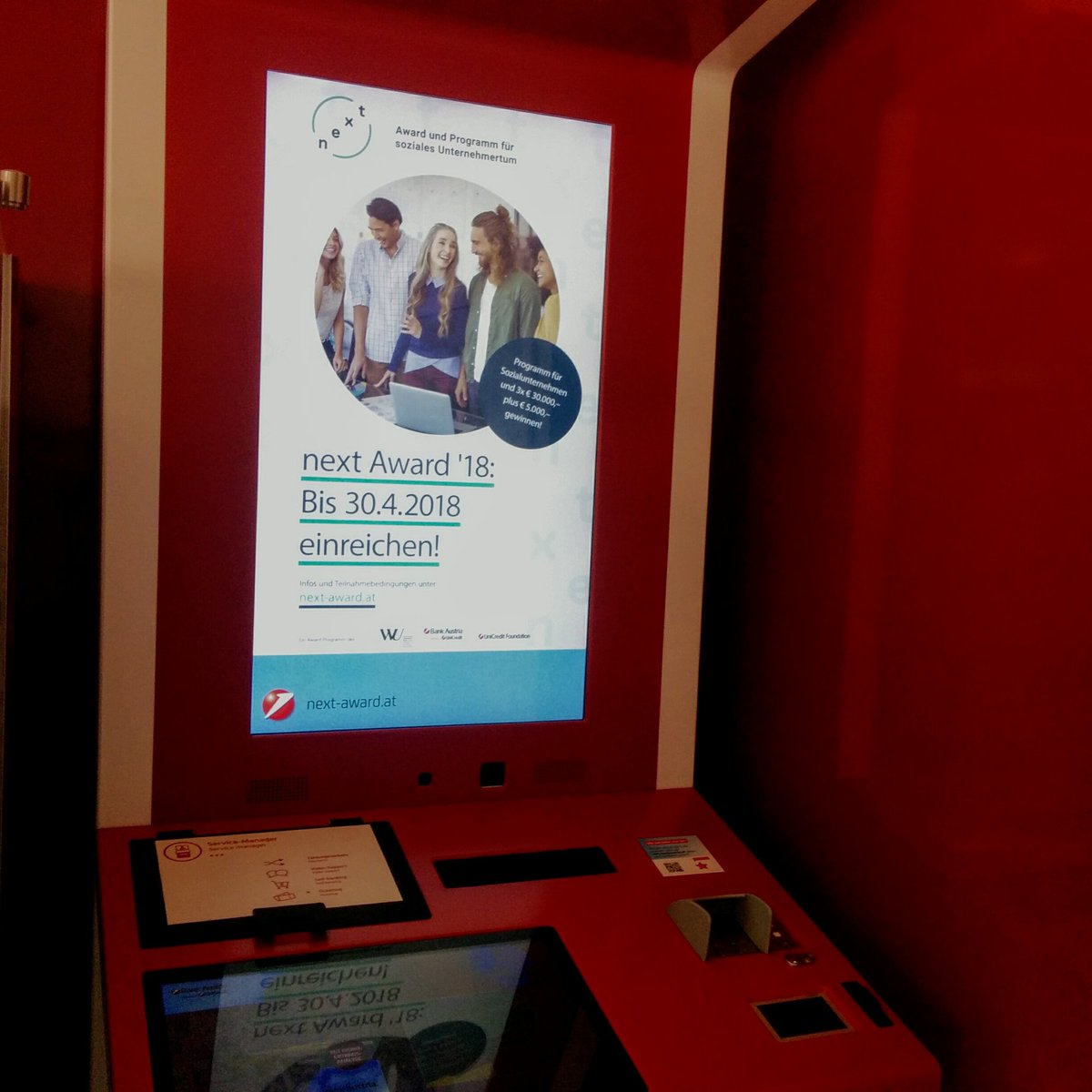 AnjaChristanell's tweet photo. Irgendwie schon cool beim Geldabheben in der @bankaustria Filiale plötzlich den Spot zum #Award Programm zu sehen, das ich in den letzten Monaten aufgebaut habe :). Noch 10 Tage bis zur Einreichfrist beim https://t.co/1uWmuRbEGL! #Sozialunternehmen #SocEnt @npose_kompetenz https://t.co/YMVuTI3p3A
