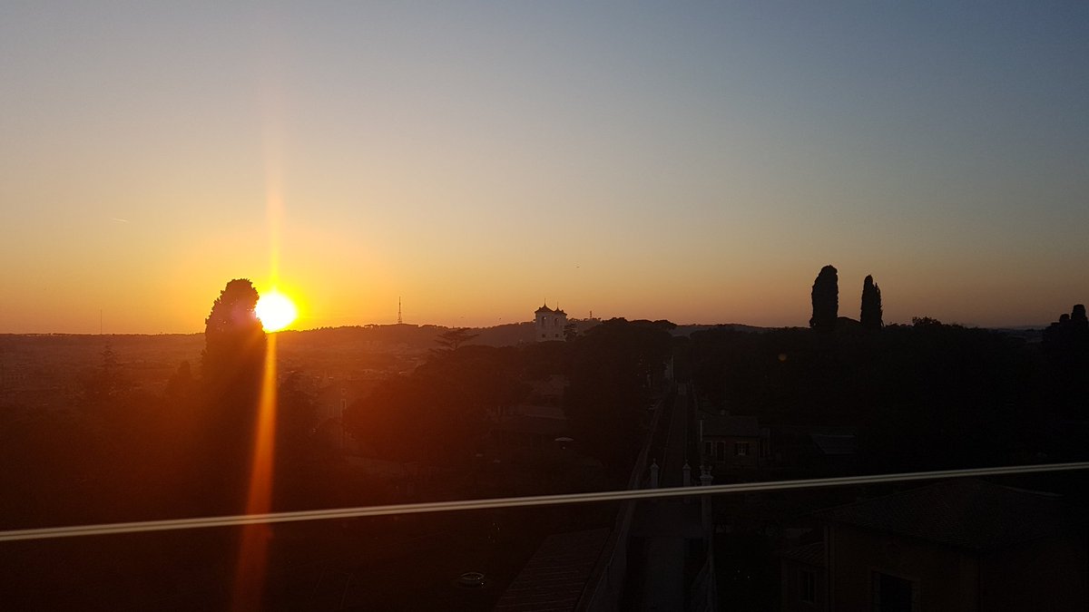 GiuliaSpiniello's tweet photo. Buon Natale Roma.
Ammaliante al tramonto per esempio.
Dalla terrazza @HotelEdenRome
#21aprile #NatalediRoma #Romebday #Rome #Roma https://t.co/TaE3aKuvA7