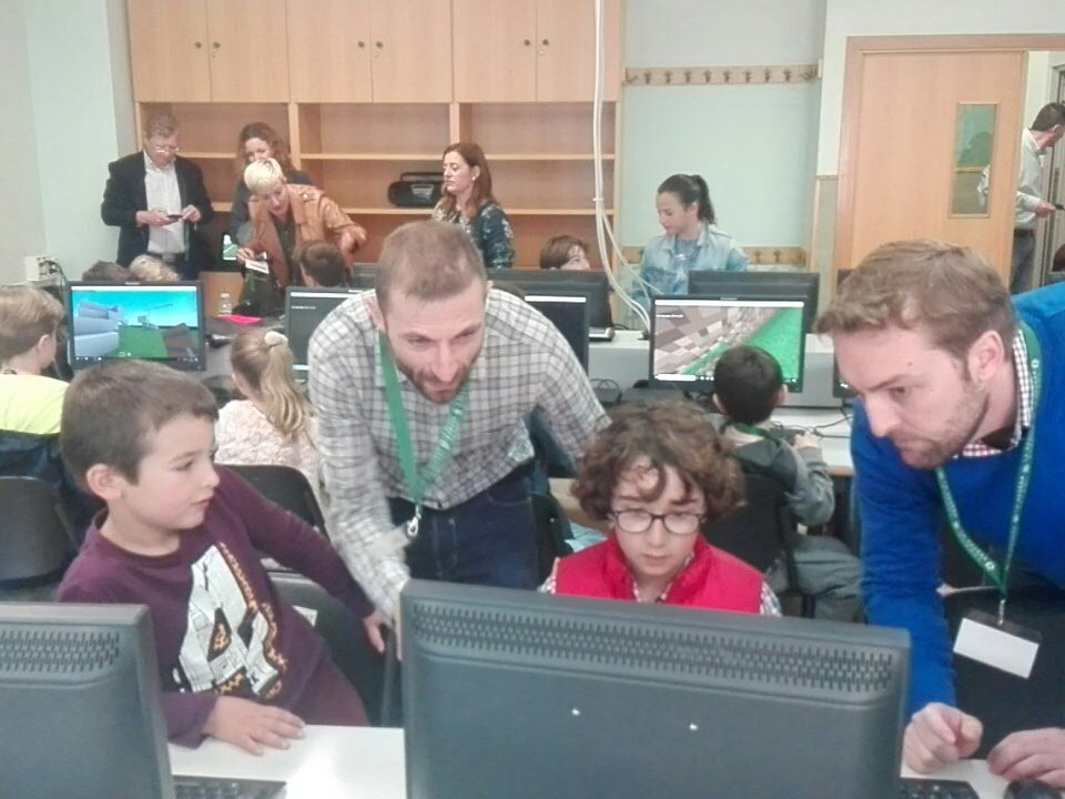 demonmaiden's tweet photo. #LaDevesaJPA18 cuando minecraft pudo con lego ... jugadores pro https://t.co/bVqgHtadc6