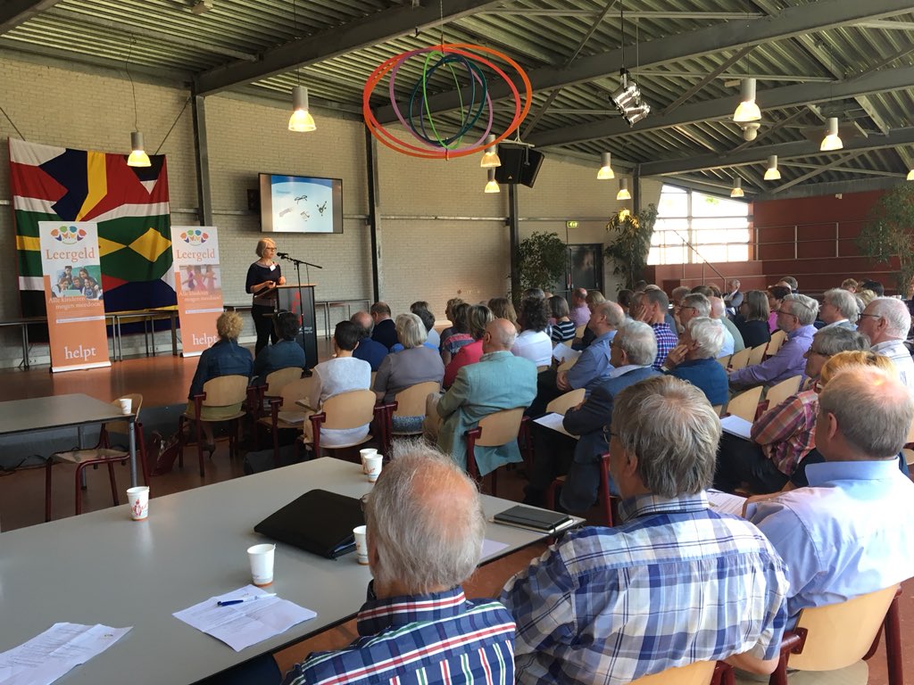 Op een drukbezochte ALV van Leergeld legt Anja Bijl van stichting <a href="/Lezenschrijven/">Stichting Lezen en Schrijven</a> relatie tussen laaggeletterdheid en armoede en de heftige gevolgen daarvan voor kinderen, mn isolement en kansenongelijkheid