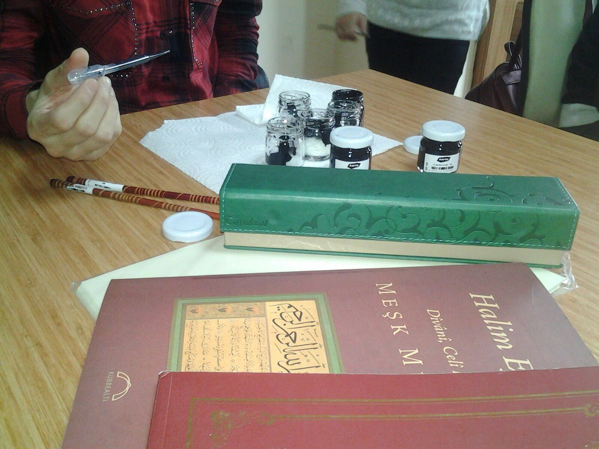 Sahra Taneleri Gençlik Kulübü öğrencileri ile gerçekleştirilen Mart ayı Adile Sultan Drama Etkinliği ve Hat Sanatı etkinliğimiz...
Teşekkürler...
#gençliğedeğer
Türkiye Cumhuriyeti Gençlik ve Spor Bakanlığı
Gençlik Projeleri...