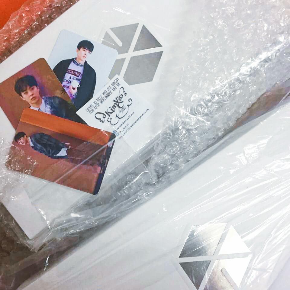 marXIUmallow99's tweet photo. "We warmly held each other
With happy laughter
Nights we dreamed of a tomorrow
That will shine like the stars"
🌟 Universe, @weareoneEXO 🌟
Finally! Huhuhu! #EXO lightstick's too beautiful! 😭💖 Chingu @soohanyeol! 🔥❄ *cries together* #EℓyXiOnInManila 👑 Thank you, @__kimxi. https://t.co/i8DDf8WLuU