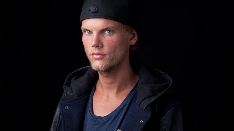 LIVE: Omvärlden sörjer Tim Bergling – känd som Avicii • Den 28-åriga superstjärnan hittades igår död i Oman. goo.gl/pSCLNK #avicii