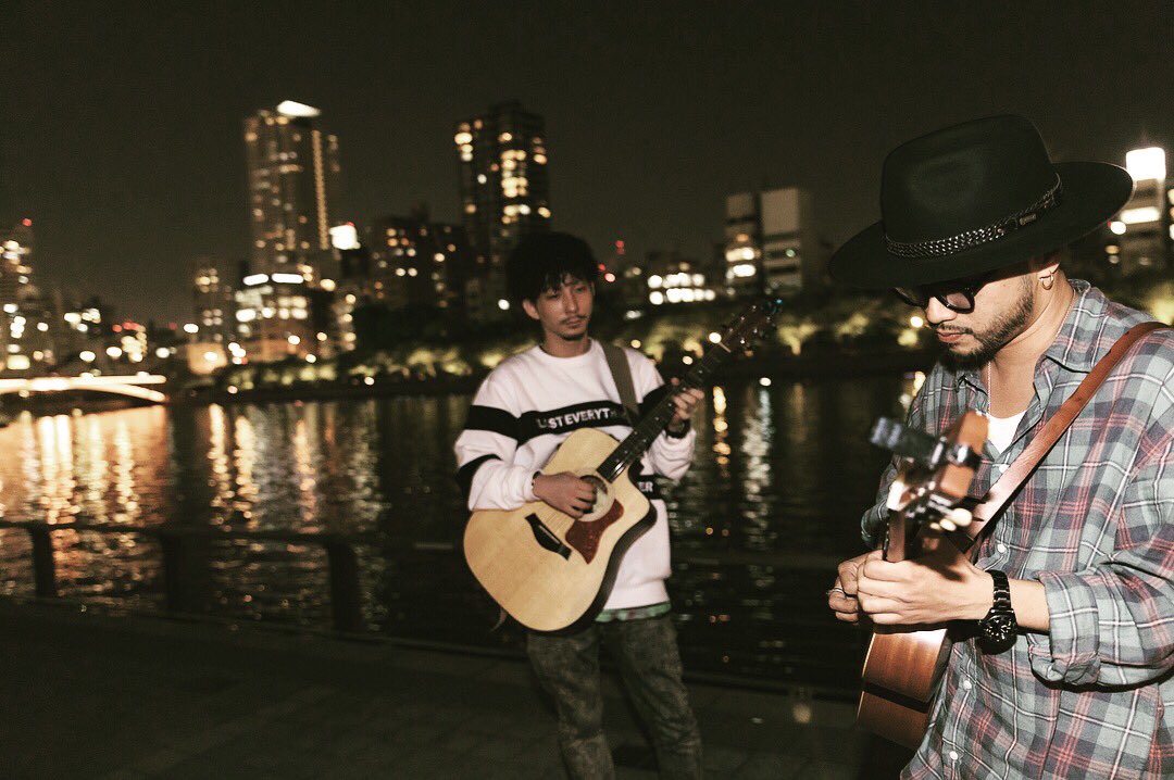 RAY_SINGER's tweet photo. 昨日はBES君のアコースティックLIVEに誘ってもらってちょっとだけ弾き語りさせてもらいました！
色々刺激だらけでいい経験させてもらったしいい出会いもあったし楽しい時間でした。
写真は
@realy_photo_osaka 
ありがとうございます。
#music_works #BES #RAY
#最後の写真緊張してる感出過ぎ https://t.co/UdAqCDk6nj