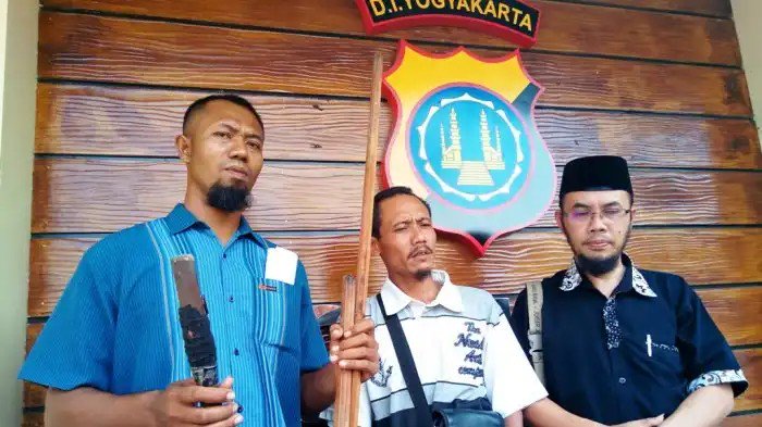 Pak Fajar dan Pak Yuyun yang kemarin hari melaporkan Manajer Angkasa Pura I kepada Mapolda DIY terkait proyek bandara yang dalam prosesnya melakukan tindakan pencongkelan rumah serta kekerasan terhadap warga yg menolak menjual tanahnya demi pembangunan Bandara #NYIA.

#StopNYIA