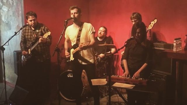 ultimcavall's tweet photo. 'El bosc' va ser la primera cançó que vem fer quan encara no teníem ni nom. Per nosaltres és especial perquè amb ella i el garage band va començar tot.
Vídeo del directe a l'Heliogàbal de JoanVG.
#ultimcavall #recordsdekyoto #heliogabal
#discosdekirlian
… https://t.co/t6Vgm0oMjc https://t.co/pn0r9d6GZa