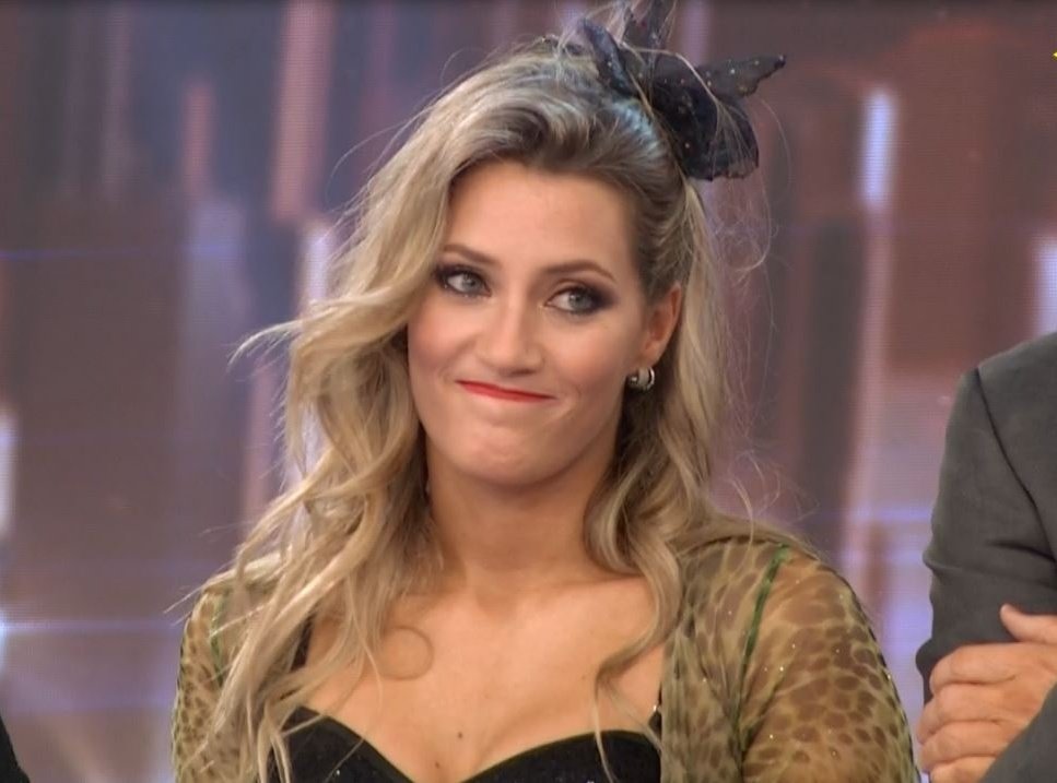 forcendsmicaela's tweet photo. Podrán lograr 200 rt's y 1000 comentarios en este tweet??? 💣
#MTVLAINSTAARVICICONTE #PremiosMTVMiaw https://t.co/N5OHD4nS55