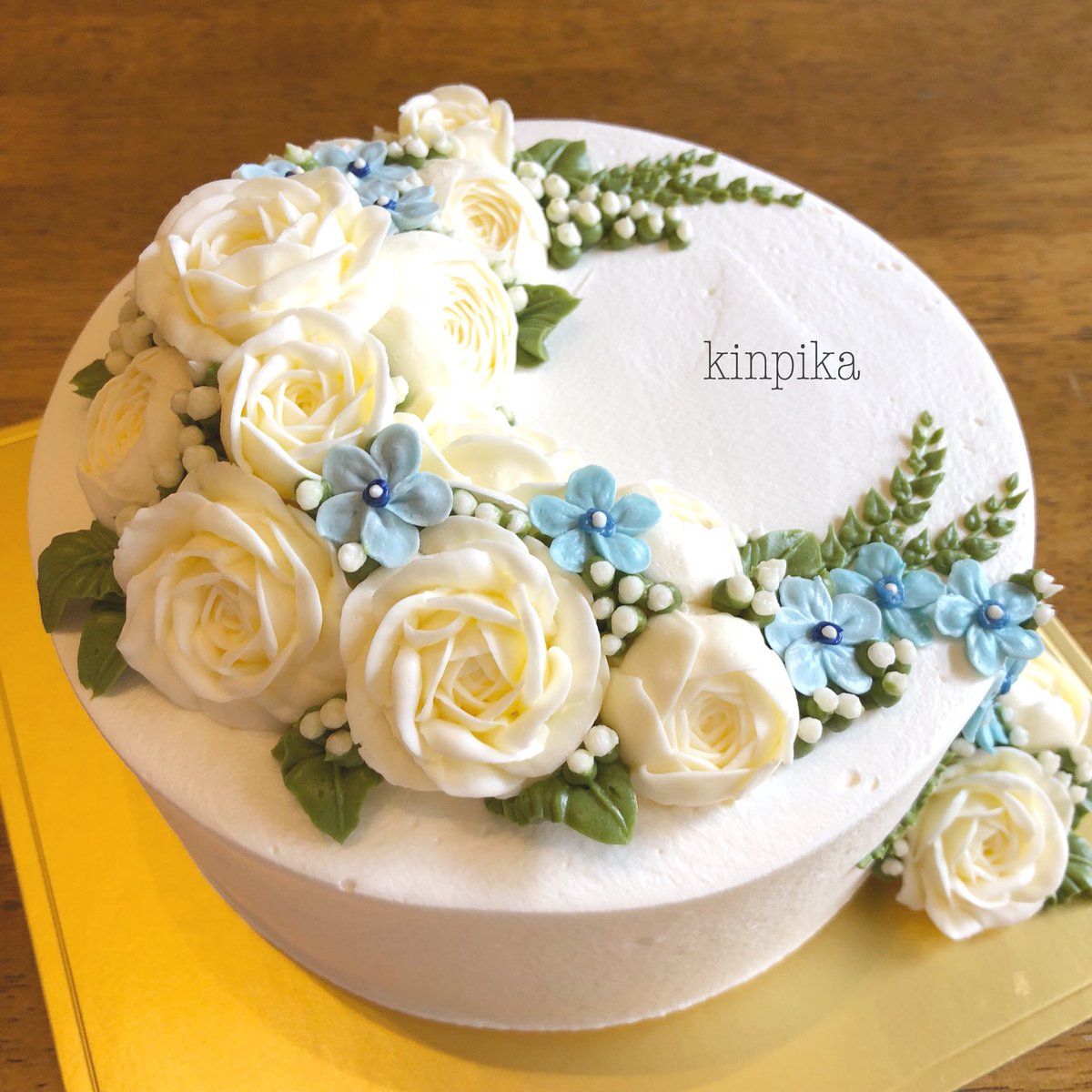 きん 白いバラとブルースター 結婚祝いや結婚記念日に人気です 今回も結婚1周年のお祝いだそうです 末永くお幸せに フラワーケーキ 安曇野