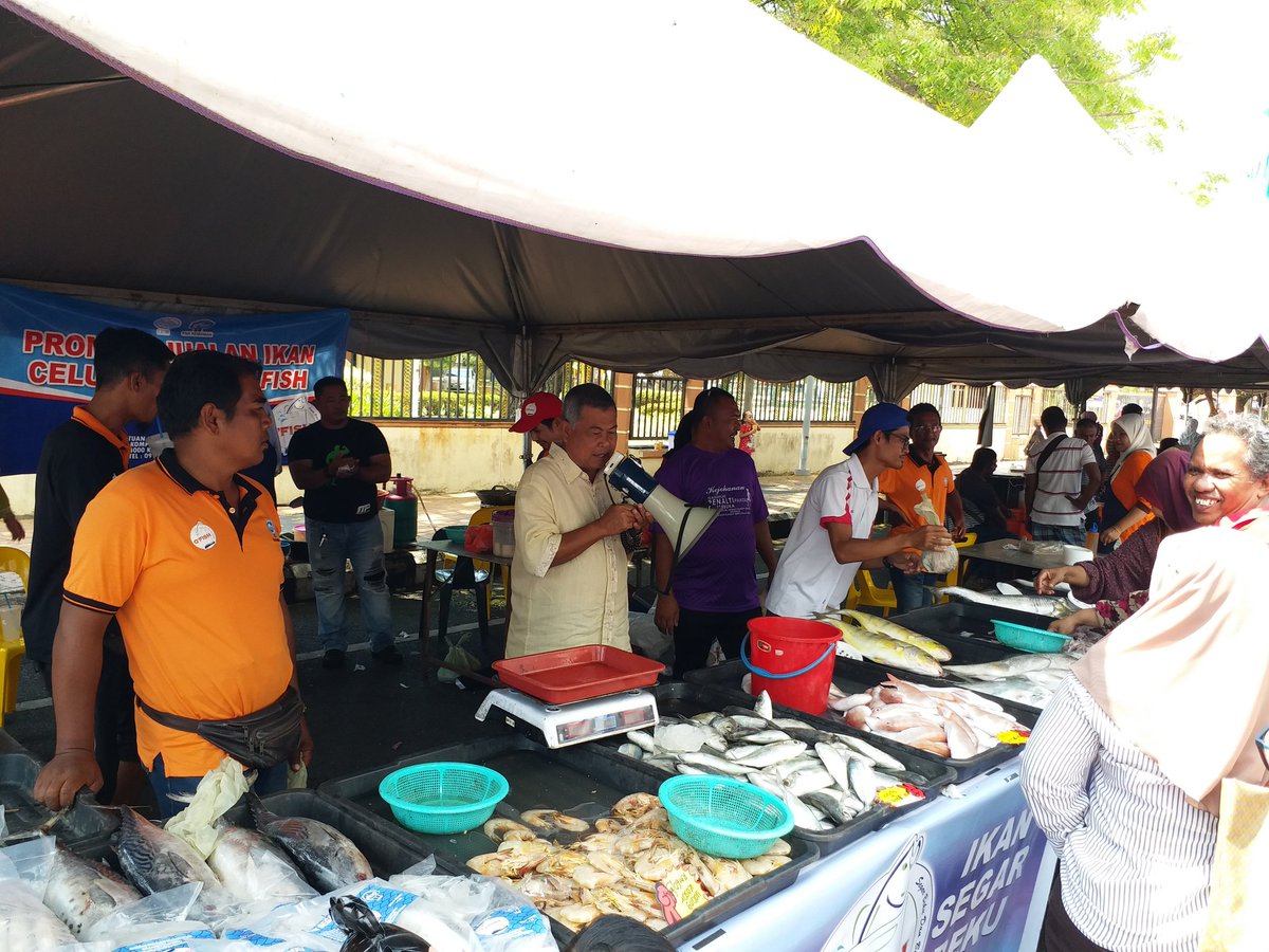 PnkKemaman's tweet photo. Alhamdulillah.Selesai sudah Program Jualan Sentuhan Rakyat sempena Expo Pembangunan Daerah Kemaman.Jumpa lagi!!!πππ
#LKIM
#lkimhq
#LKIMGANU
#Qfish
#PJSR https://t.co/nx3S11lx7z