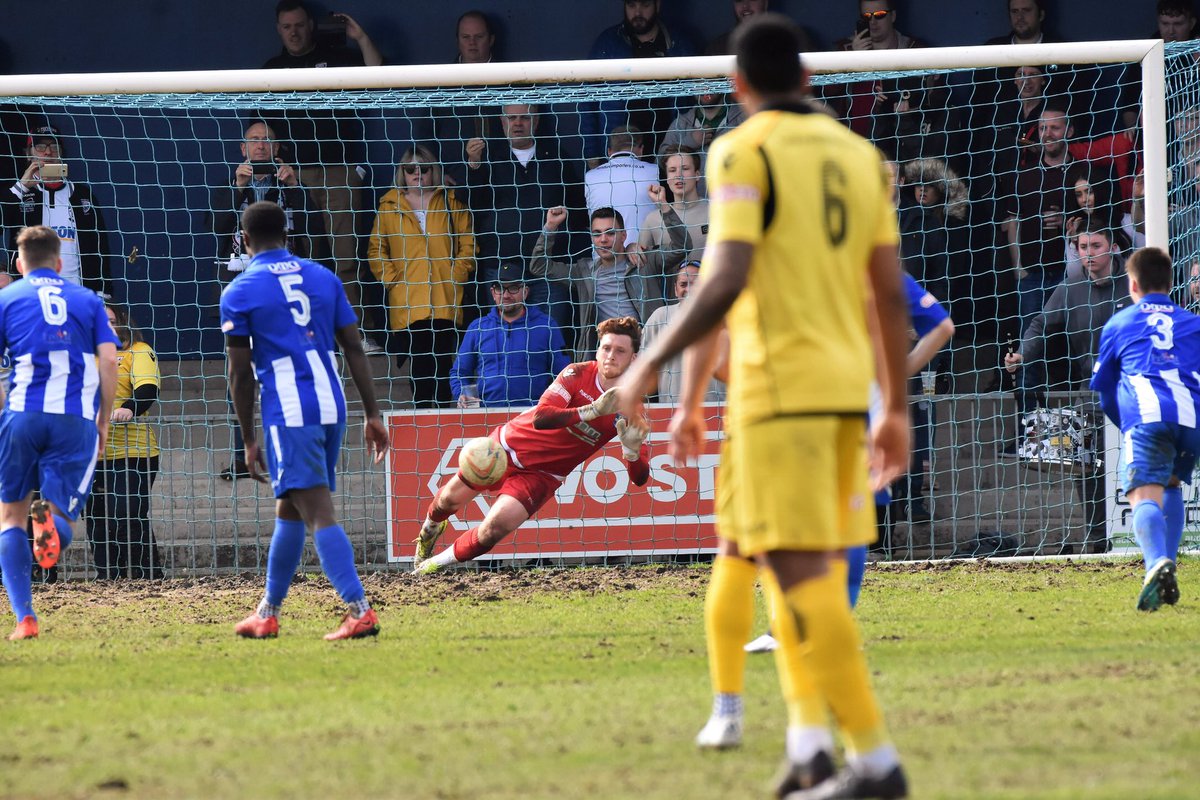 BonesNorah's tweet image. Not all heroes wear capes, some wear MASSIVE gloves @BSFCTheBlues (pic via @NGCSportUK) in this week’s @StortfordIndie #keeper #safehands
