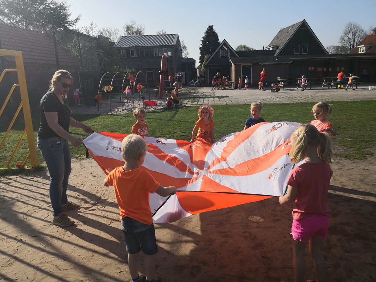 DeSingelier's tweet photo. De koningsspelen samen met de @TenDarper in Wapse waren een succes!!! Alle mensen die geholpen hebben enorm bedankt!!! @TalentWestervel @Diever0521 https://t.co/pJysynhWmg
