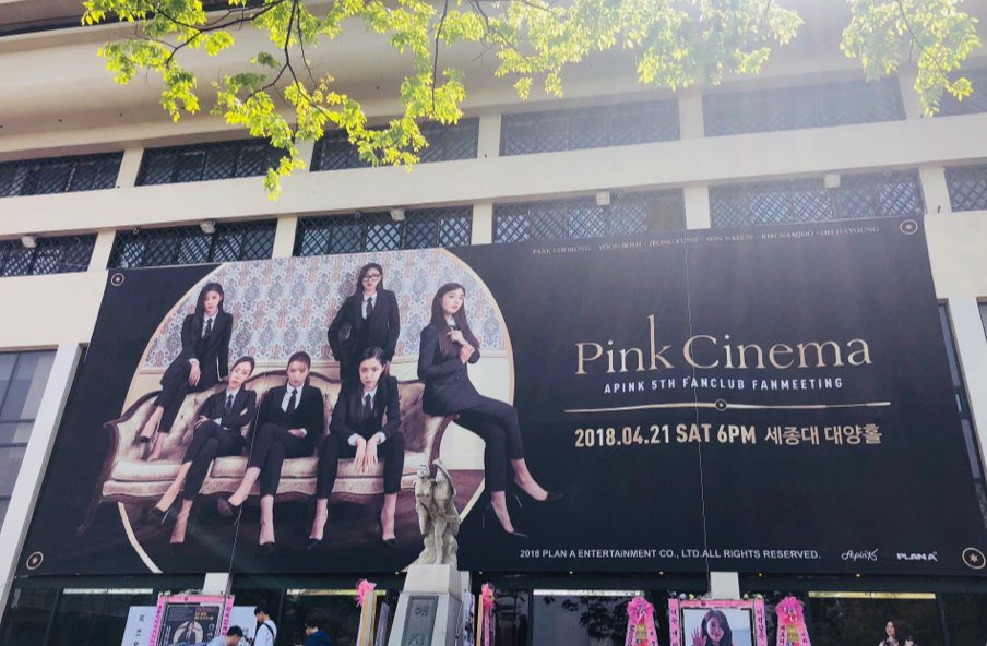 Apink_2011's tweet photo. [#에이핑크] 'PINK CINEMA' 드레스코드 이벤트 시작!!🎩💼
핑크시네마답게 영화 속 주인공들로 변신 완료 하셨나요? 
드레스코드 사진과
#PINK_CINEMA 태그를 함께 트위터에 올리면 참여완료!

🐼 여러분들만의 다양한 드레스코드 기대할게요💕

#Apink #핑수니들이_직접뽑는_베스트드레서 https://t.co/DHNXhMTTgB