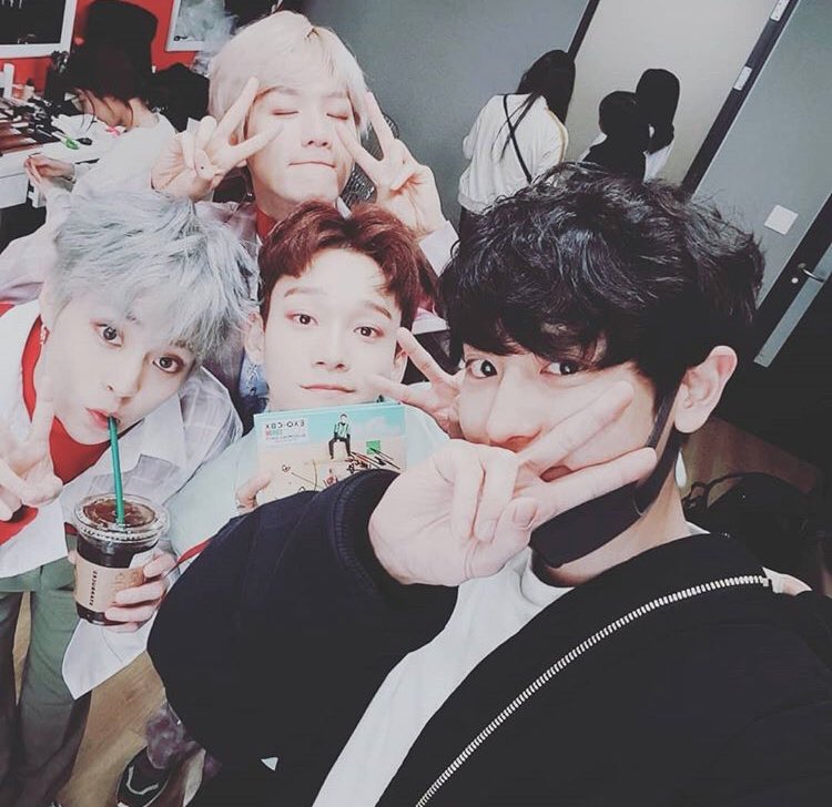 EXO_BB_'s tweet photo. チャニョルくんは CBXの為に差し入れ買ってきてくれて スホぴょんはCBXに会いにきてくれて もう最高じゃね？？メンバー愛最高じゃね？？

#PremiosMTVMiaw #MTVBRKPOPEXO
@weareoneEXO https://t.co/N1WoVgbXtm
