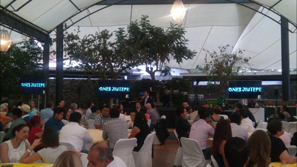 AustMex's tweet photo. Impartiendo Conferencia para entrega de Galardones #empresarios. https://t.co/lkZIgPT6IH