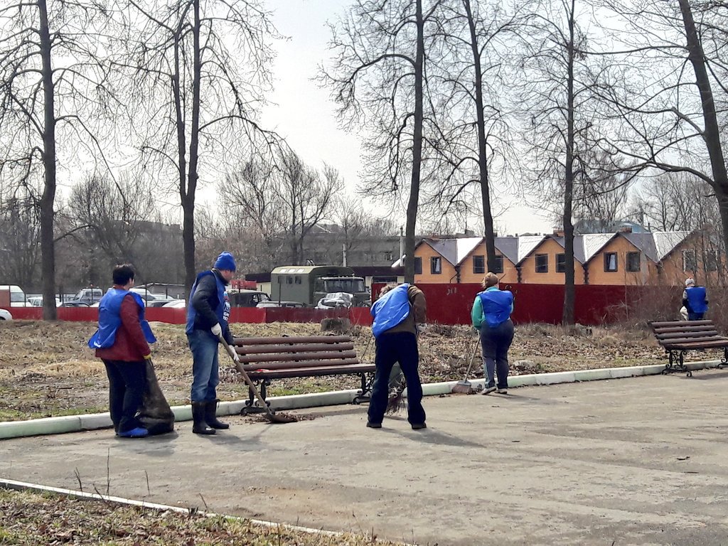 <a href="/Tularegion71/">Правительство ТО</a> #Ясногорск'ие депутаты и местное отделение ЕР на уборке парка #Субботник71