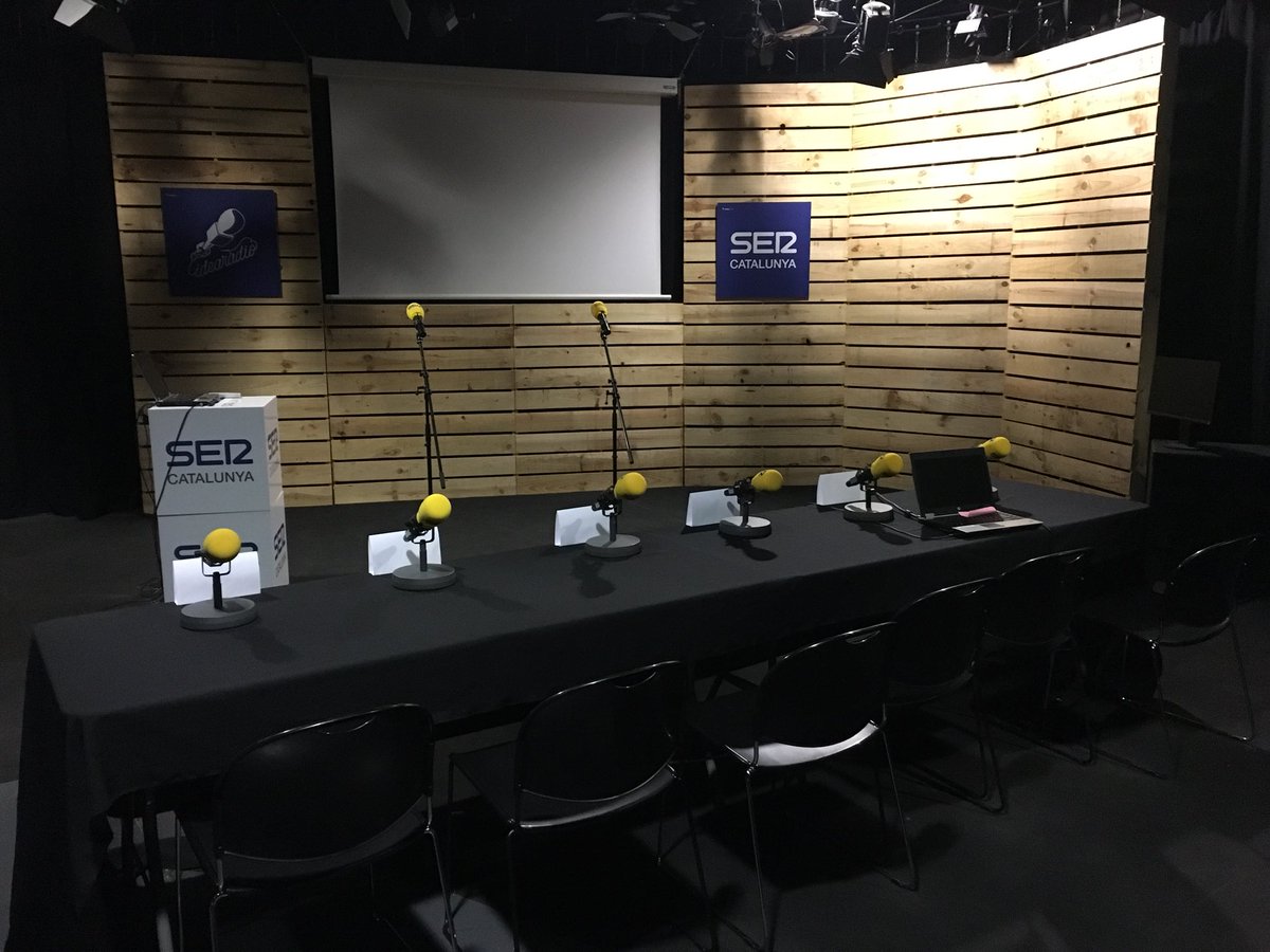 PremisIdeaRadio's tweet photo. Tot preparat! Comencem! Dia gran a la ràdio! 35 idees participen a la final d’avui #IdeaRàdio18 https://t.co/U7ESokRcia