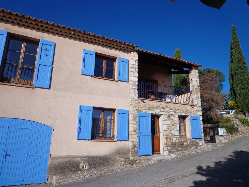 theholidaylet's tweet photo. Maison Lac Sainte Croix apartment for holiday rental in Provence, walking distance from Lac Sainte Croix: Superb lake view from the outside terrace Absolute tranquillity and lake with sailing, windsurfing and swimming.
Sleeps 4 from €499 - €775 per week 
https://t.co/WWoPApoVhu https://t.co/oCQt8RyGUy
