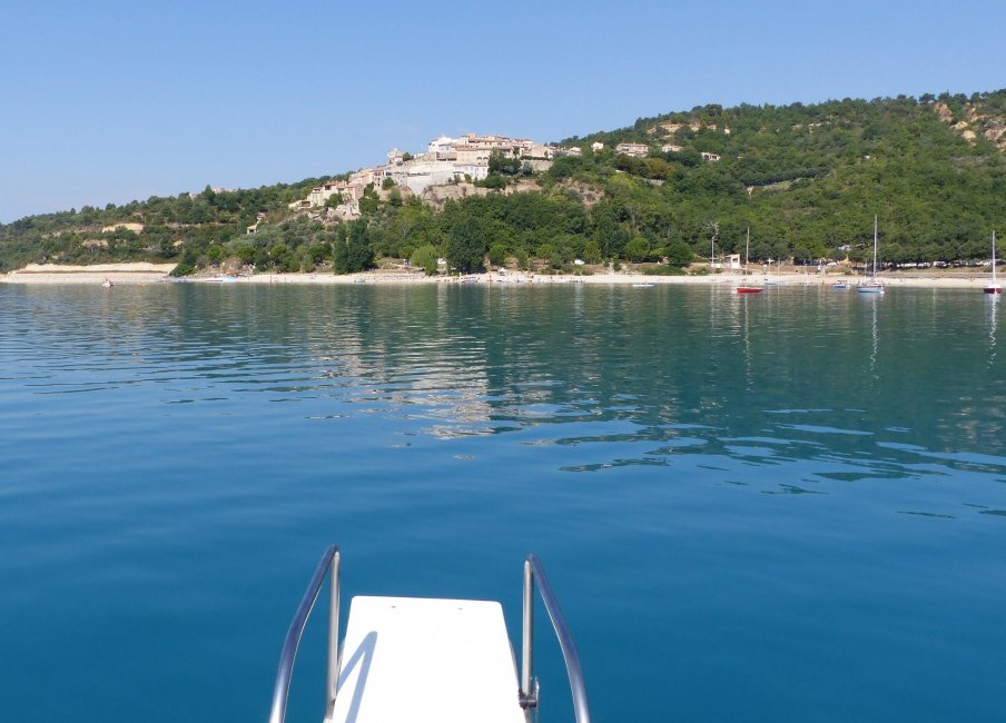 theholidaylet's tweet photo. Maison Lac Sainte Croix apartment for holiday rental in Provence, walking distance from Lac Sainte Croix: Superb lake view from the outside terrace Absolute tranquillity and lake with sailing, windsurfing and swimming.
Sleeps 4 from €499 - €775 per week 
https://t.co/WWoPApoVhu https://t.co/oCQt8RyGUy