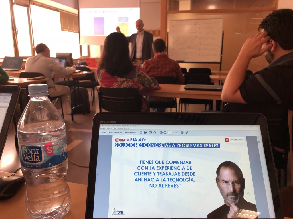 Tienes que comenzar con la experiencia cliente y trabajar desde ahí hacia la tecnología, no al revés. Gran definición de Industria 4.0. Hoy toca fabricar más, mejor y más barato. #i40vall con <a href="/diegsaez/">Diego Sáez Eguílaz</a>