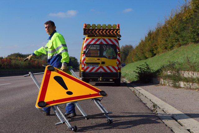 ⚠️🚗🚧 Sur la route, soyez attentifs aux équipes qui interviennent pour assurer votre #sécurité et respectez leurs consignes ! #HommesenJaune