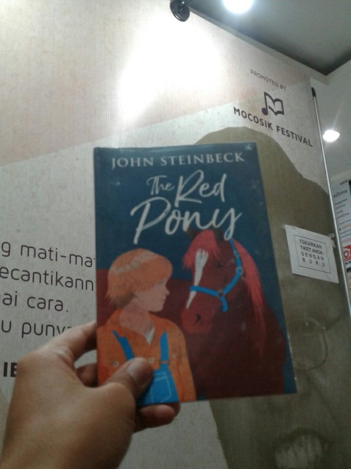 penerbitKAF's tweet photo. Ada buku baru kami yg masih hangat dr percetakan #TheRedPony karya John Steinbeck. #MocoSikFestival2018 @MocoSikFestival https://t.co/1piWcqhU4P
