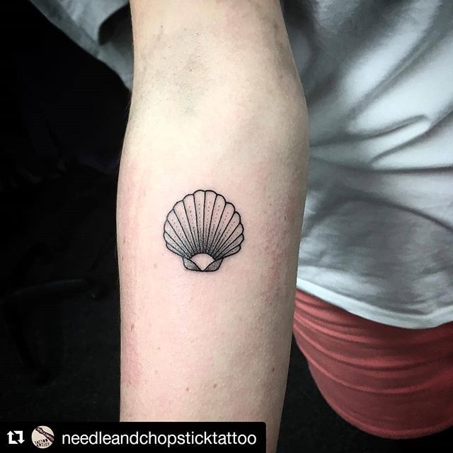 BlueDragonBN1's tweet photo. @needleandchopsticktattoo ・・・
Mini shell for @lois.gunn - Hand poke tattoo by #sarahlu @needleandchopsticktattoo @bluedragontattoobrighton Sponsored by @unigloves #handpoke #handpushed #stickandpoke #handpokedtattoo #dotwork #handpokeshelltattoo #she… https://t.co/sd07RuAe8e https://t.co/J6kNx1YnNQ