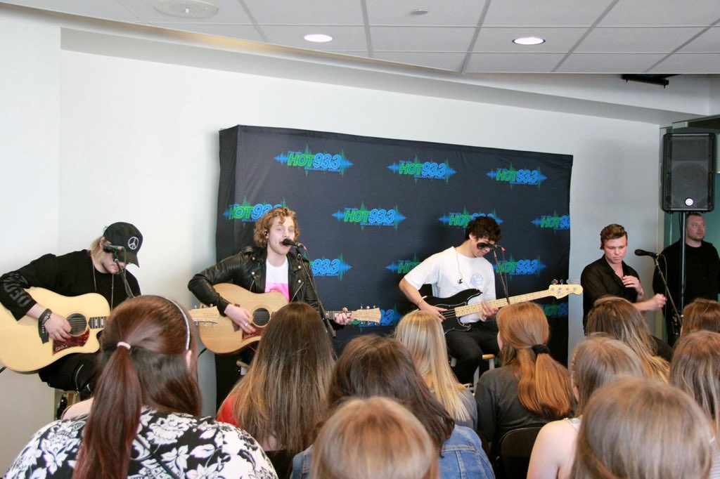 5soswith_fans's tweet image. 5SOS grając w @hot933hits w Dallas! #5SOS3Dallas [2]