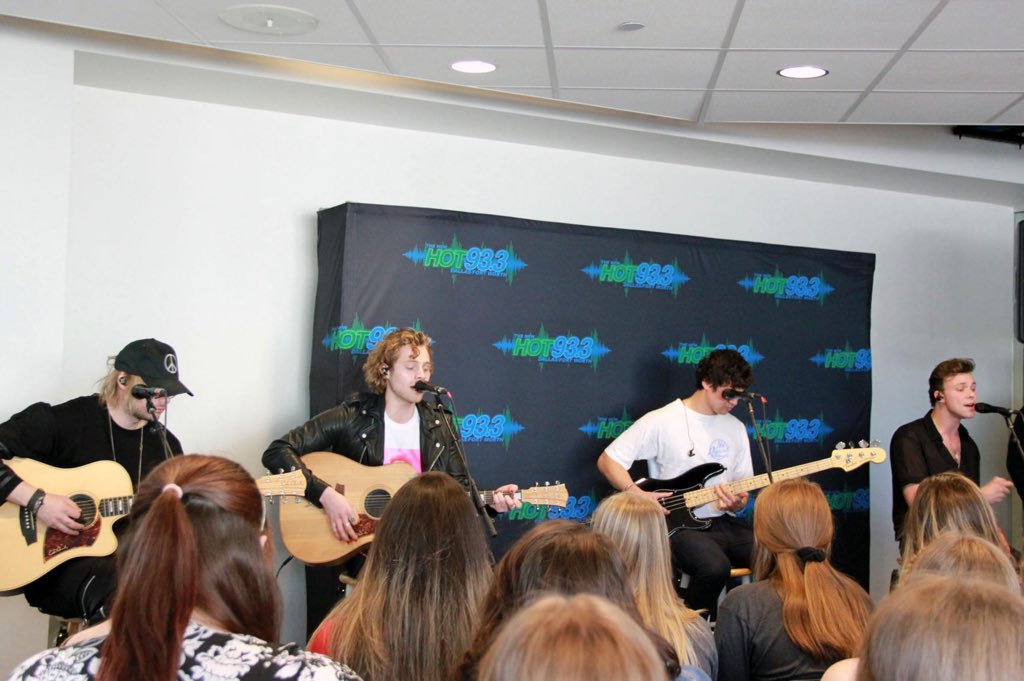 5soswith_fans's tweet image. 5SOS grając w @hot933hits w Dallas! #5SOS3Dallas [2]