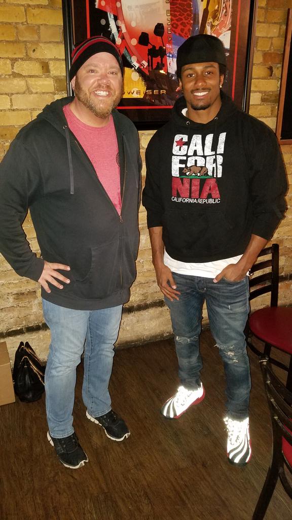 CookieRhino's tweet photo. Got to meet @TWaynes_15 tonight! What a great dude!!! #10picks https://t.co/qt7yDk96Co