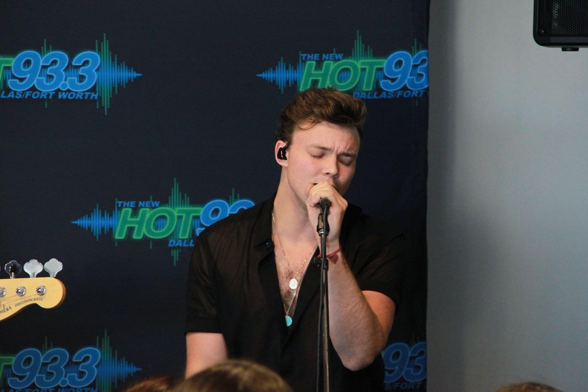 5soswith_fans's tweet image. Ashton występując w radiu @hot933hits w Dallas! #5SOS3Dallas [6]