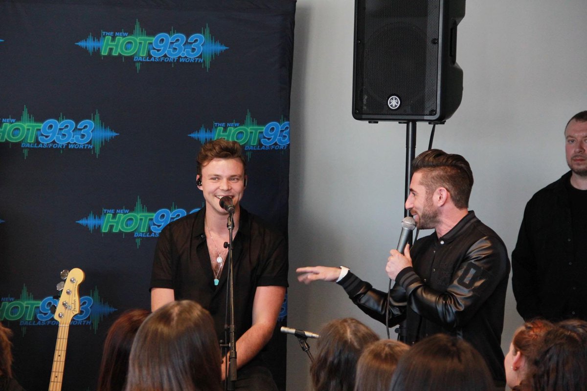 5soswith_fans's tweet image. Ashton występując w radiu @hot933hits w Dallas! #5SOS3Dallas [6]