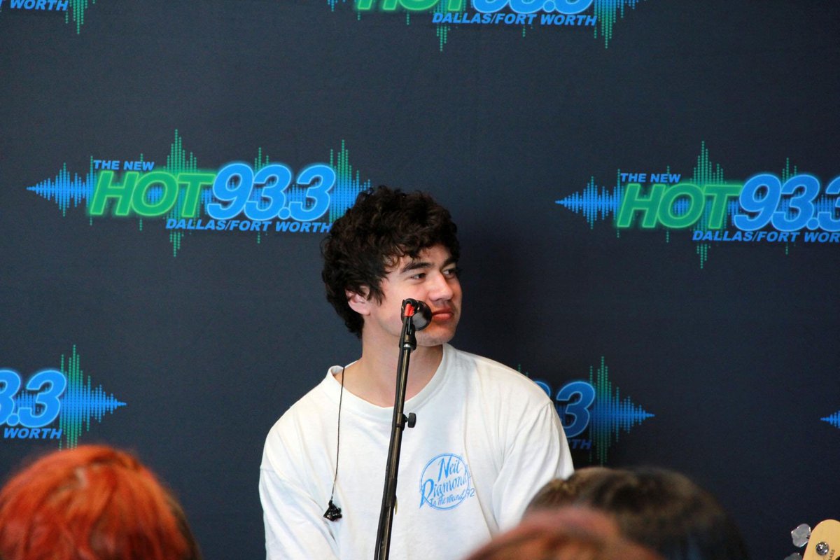 5soswith_fans's tweet image. Calum występując w radiu @hot933hits w Dallas! #5SOS3Dallas [7] 😍