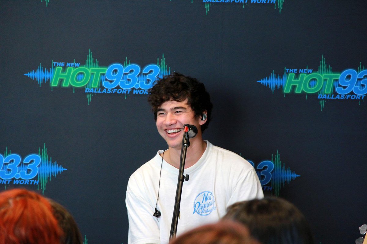 5soswith_fans's tweet image. Calum występując w radiu @hot933hits w Dallas! #5SOS3Dallas [7] 😍