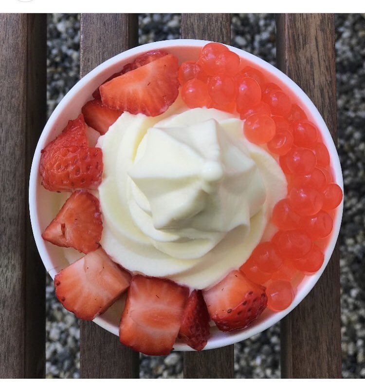 kayslaya's tweet photo. Meyer Lemon swirl with freshly cut strawberries and popping boba is the perfect Saturday treat. @PinkberryGhana #tastethedifference https://t.co/JziQXq5GiT