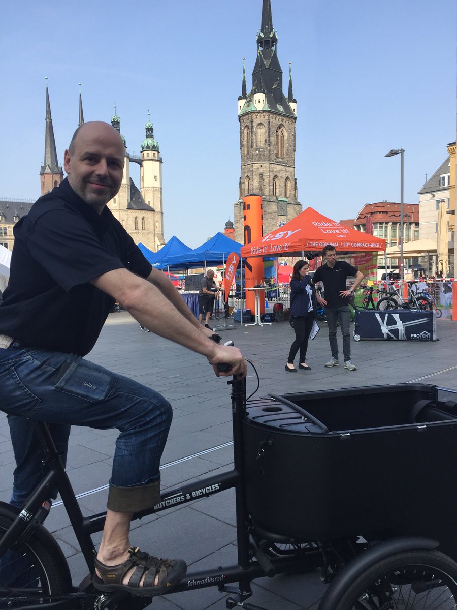 Es geht los! In großer Erwartung auf viele Besucher auf dem #Marktplatz in Halle. Fahrradies-Chef Thomas Barth auf seinem #Cargo-Family-Bike. Übrigens auch zum Testen auf dem Parcour. #MZ-Velo #Fahrradfestival #Radfahren