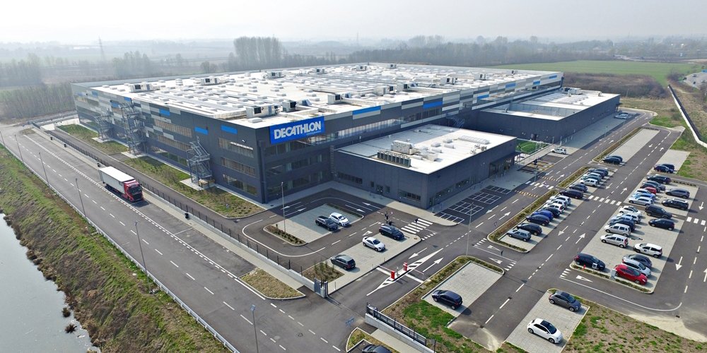 EnUpsrl's tweet photo. @EnUp ha curato la progettazione energetica con il software di simulazione dinamica IDA ICE permettendo il raggiungimento del massimo punteggio #LEED di 24/24 punti nel settore Energy and Atmosphere per il nuovo Centro logistico Decathlon di Brandizzo https://t.co/ZWn1vmaNKo