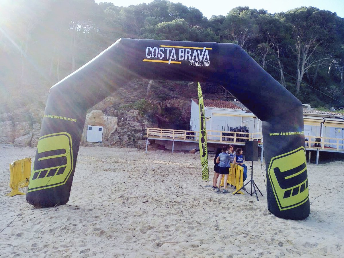 AjBegur's tweet photo. 🏃 Avui dissabte 21/4 la cursa @CostaBravaRun passa per #Begur!
Tenim un punt d'avituallament a #Aiguablava, i també la sortida de la cursa curta.
Per qui no la conegui, es una cursa que recorre la #CostaBrava arran de mar!
#CBSR2018 https://t.co/U2746A1qJR
