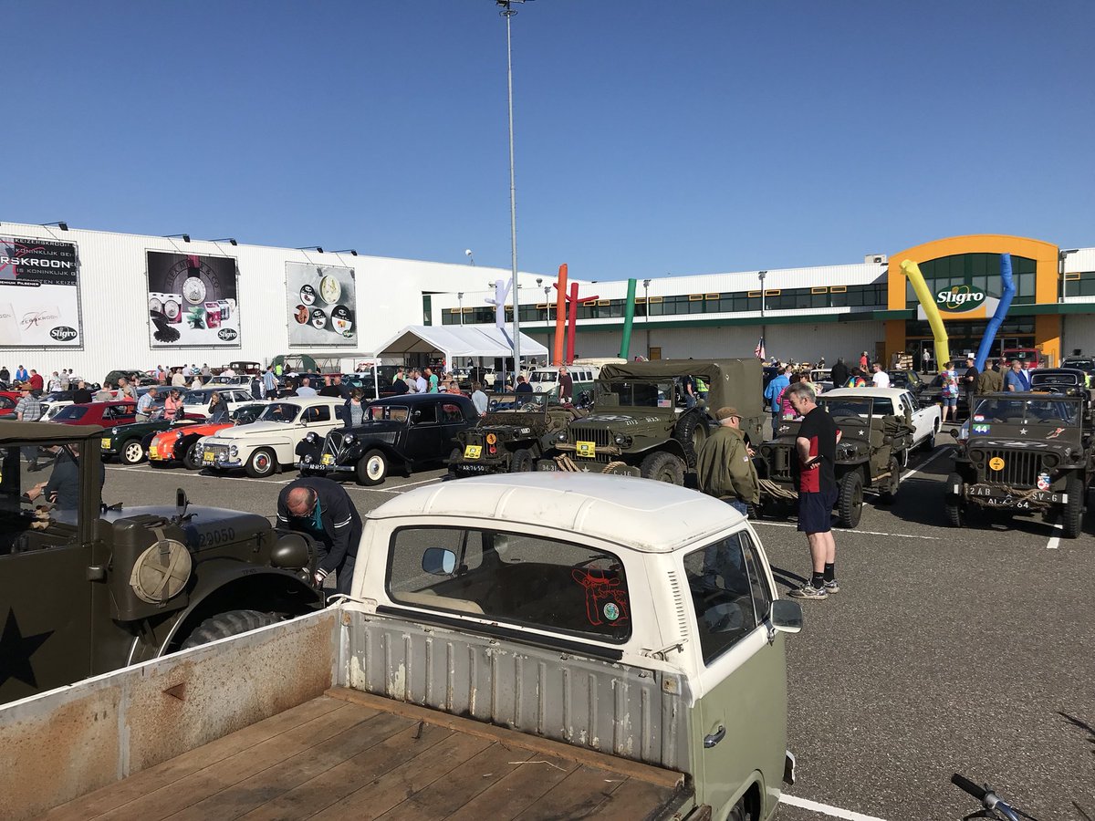fokkoboelo's tweet photo. We zijn er gereed voor. De 11e Sligro Old Timerdag in Drachten. Meer dan 400 voertuigen. Volop zon. Alleen maar bling bling😜 https://t.co/gEDquQ9VG0