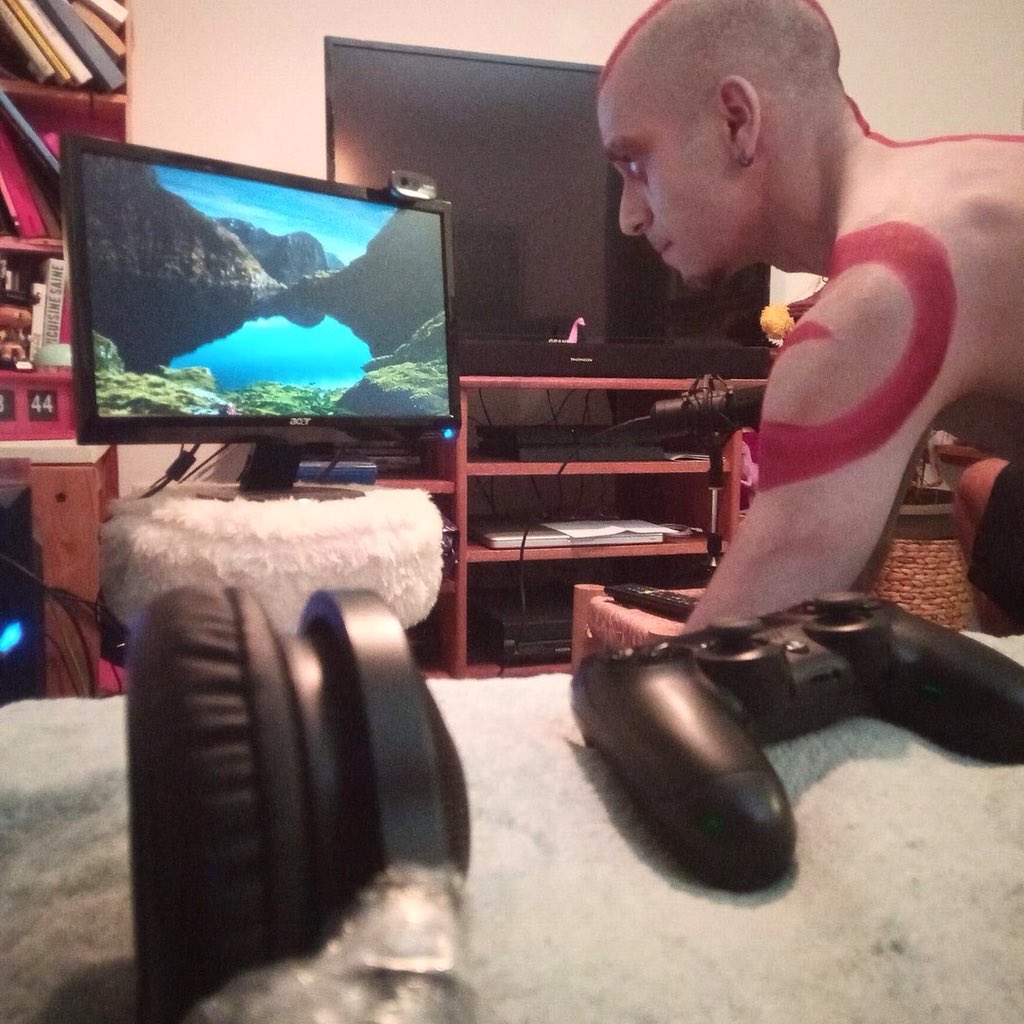 NaferlaGaming's tweet photo. #BehindTheStream 😁 je me suis donné du mal mais ça en valait la peine 🤩 encore merci à @shangrilamakeup et Djed pour le cosplay et le coup de main ! ❤️ #cosplay #kratos #godofwar #stream #tempsetup #kratoslacour #reunion #makeup #stepbystep
👉 https://t.co/74J9w6atqb https://t.co/cHWFYyWwx9