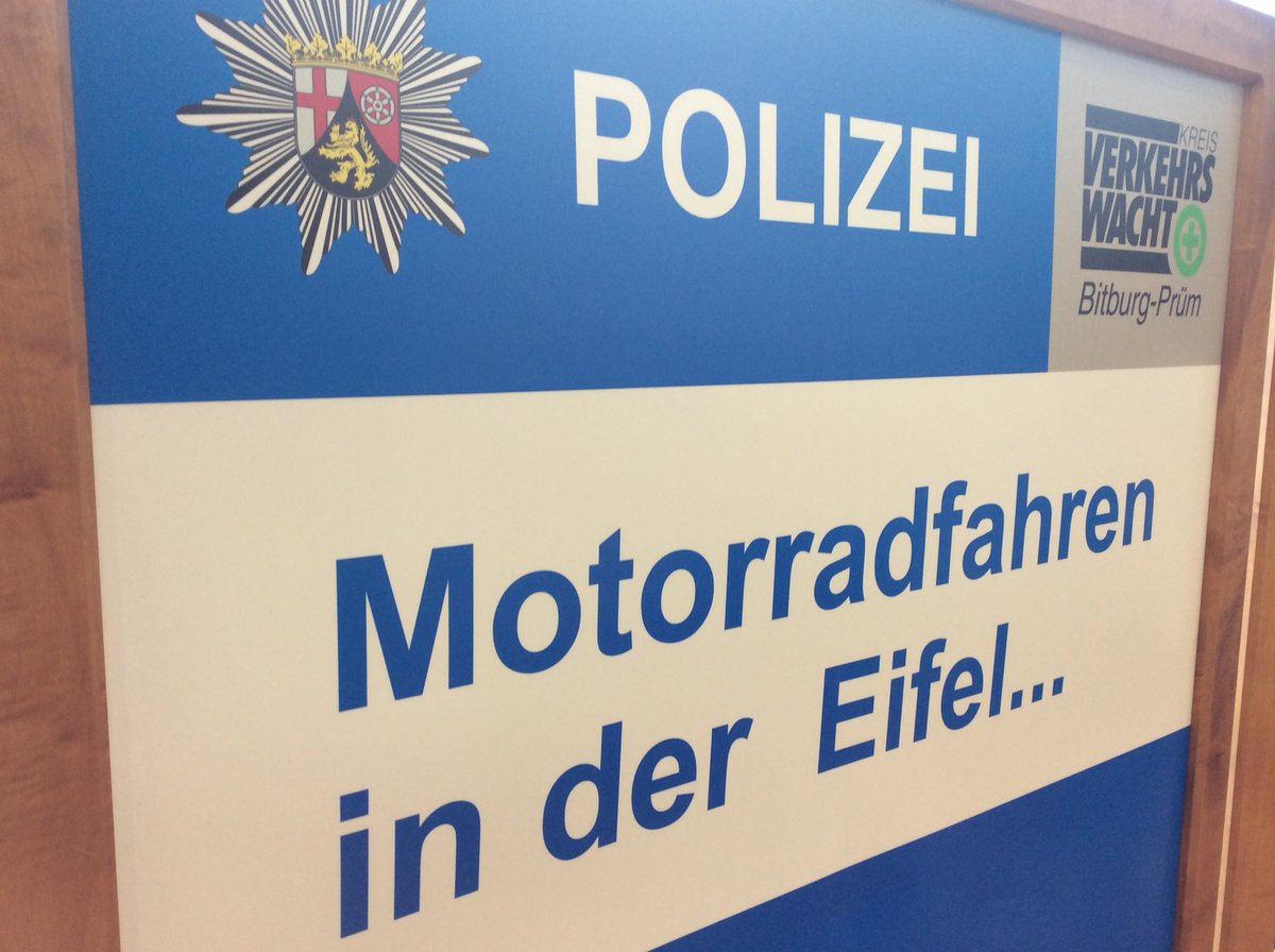 PolizeiTrier's tweet photo. Grenzüberschreitende Zusammenarbeit der Polizeien aus Belgien, den Niederlanden, Luxemburg, Nordrhein-Westfalen und Rheinland-Pfalz in Kooperation mit dem @ADAC Mittelrhein, der @DtVerkehrswacht Bitburg-Prüm, der @DEKRA_Konzern Trier beim #Motorradsymposium. #WirsindEurePolizei https://t.co/LHynWbrqmW