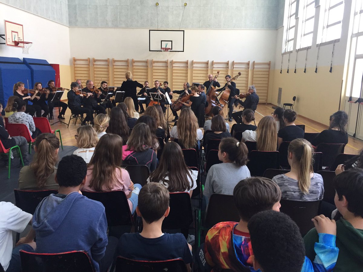 Anche oggi l'Orchestra della Fenice, uno dei vanti della nostra città, nelle scuole del #Lido per trasmettere l'amore per la musica.
<a href="/LuigiBrugnaro/">Luigi Brugnaro</a> <a href="/teatrolafenice/">Teatro La Fenice</a> <a href="/SilviaCRizzolo/">SilviaCasarinRizzolo</a>