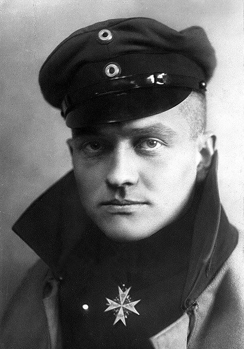 1J1Poilu's tweet photo. Il y a 100 ans : Manfred von Richthofen, dit "Le Baron Rouge", est abattu au-dessus de la Somme. Avec 80 victoires confirmées, il était devenu l'as des as de l'#aviation allemande et une légende vivante de la Première Guerre mondiale https://t.co/VFvuy36Hbr #1GM #WW1 https://t.co/eMHGK9Etp1