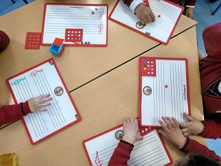 AteneoMusicDanz's tweet photo. #Alumnos de 5 #años del #Colegio #Sierra #Blanca #Malaga en #Clases de #Música #Extraescolares, practicando con #notas #magnéticas en #pizarras #pautadas https://t.co/pcDeT0Ulmz