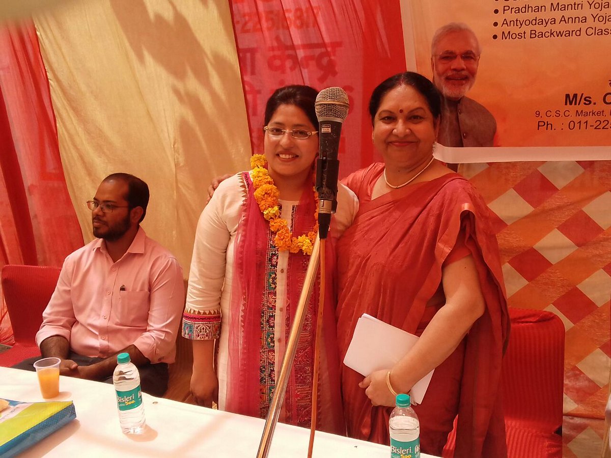 IOCDelhiIDO's tweet photo. #LPGPanchayat conducted in #kishankunjarea by #Opagency on #UjjwalaDiwas. Successful women in their respect field  shared various aspects of LPG to our new #pmuy  women customers. https://t.co/sPDq8Q6yXg