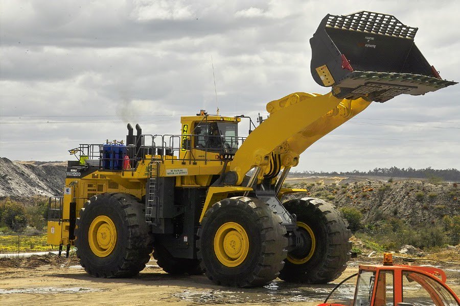 ExpertHE's tweet photo. Komatsu WA1200 

#Komatsu WA1200 

from Duke Shaw https://t.co/2Sw9yt7sJi