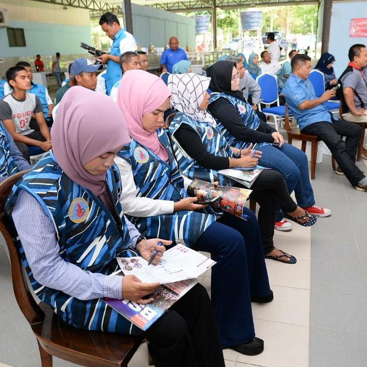 MINDEFMalaysia's tweet photo. Sukarelawan BSKN fokus mendengar amanat yang disampaikan YB DS @mjoharibaharum
#perkasaperwira🤜🤛
#BSKN https://t.co/xYHFtOrlca