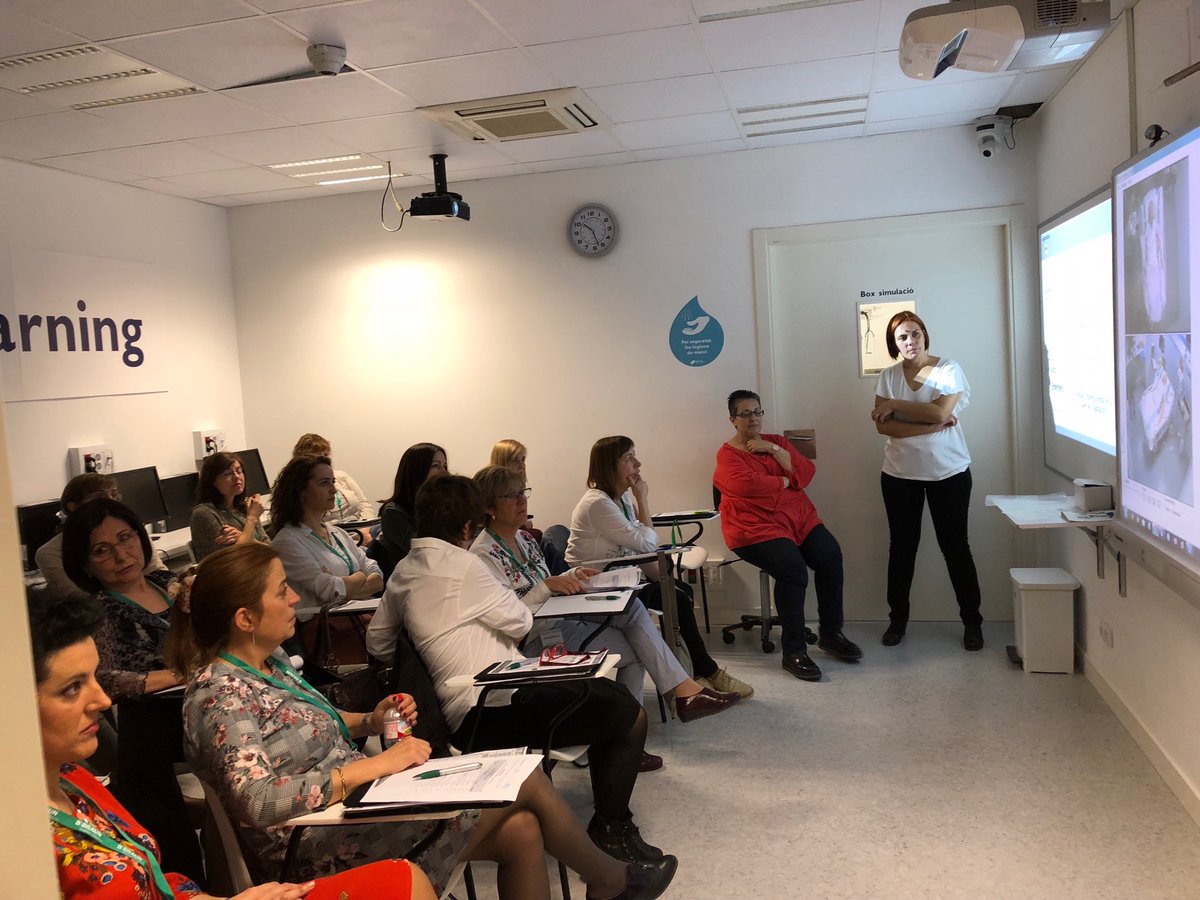 BesoliCodina's tweet photo. Seguim amb el curs observadors higiene de mans, avui simulació al Taulí #HIGIENEdeMANOS #residents.vic #acici https://t.co/qHpVeOV19b