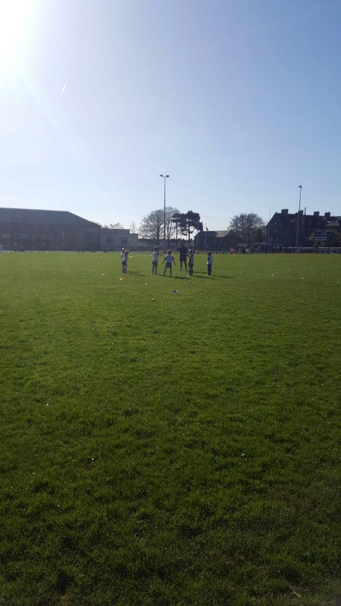 Beautiful morning on Mobhi Rd, Nursery from 9.30-11am, coffees &amp; teas with a smile from the cabin &amp; both club shops open #NaFiannaAbu #HeartOfTheCommunity