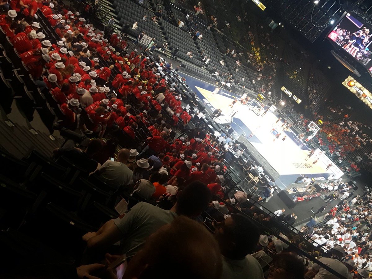 kanabulle's tweet photo. D'ici peu, les supporters des Flammes vont remplir tout le stade 😅 #CDFbasket https://t.co/JC98fD1uCP