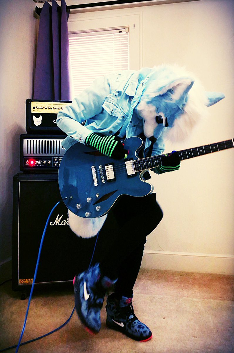 bluehuskybutt's tweet image. Here are some screen shots from yesterday’s videos. Jem alway wanted to be a rockstar 💎🤟🏻